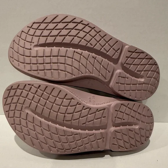 OOFOS Slides Size 8 - Picture 6 of 7